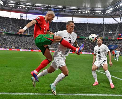 01.07.2024, Fussball UEFA EURO, EM, Europameisterschaft,Fussball 2024, Achtelfinale, Portugal - Slowenien, in der Frankfurt Arena Frankfurt am Main, v.l. Pepe (Portugal) gegen Jure Balkovec (Slowenien)