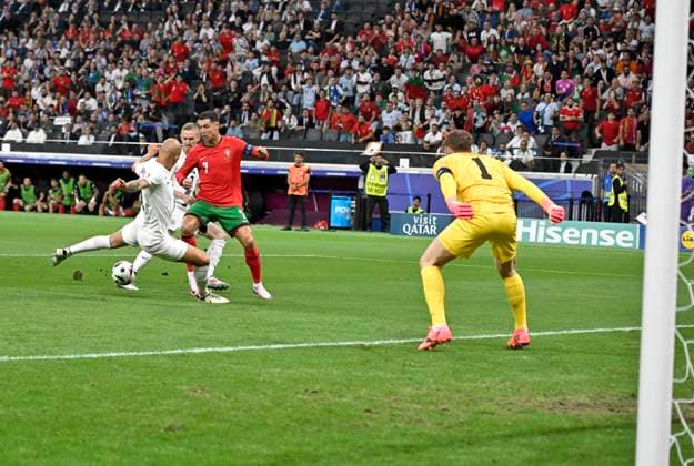 01.07.2024, Fussball UEFA EURO, EM, Europameisterschaft,Fussball 2024, Achtelfinale, Portugal - Slowenien, in der Frankfurt Arena Frankfurt am Main, Cristiano Ronaldo (Portugal) gegen Jan Oblak (Slowenien)
