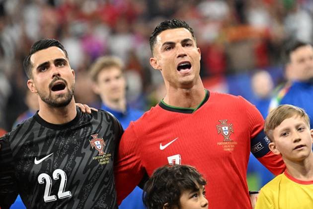 01.07.2024, xjhx, Fussball EM 2024 1 8 Finale, Portugal - Slowenien emspor, v.l. Diogo Meireles da Costa (Portugal) Cristiano Ronaldo (Portugal) singen die Nationalhymne (UEFA REGULATIONS PROHIBIT ANY USE OF PHOTOGRAPHS as IMAGE SEQUENCES and or QUASI-VIDEO) Frankfurt am Main