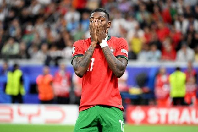 01.07.2024, xjhx, Fussball EM 2024 1 8 Finale, Portugal - Slowenien emspor, v.l. Rafael Alexandre da Conceicao Leao (Portugal) traurig, enttäuscht, frustriert, niedergeschlagen (UEFA REGULATIONS PROHIBIT ANY USE OF PHOTOGRAPHS as IMAGE SEQUENCES and or QUASI-VIDEO) Frankfurt am Main