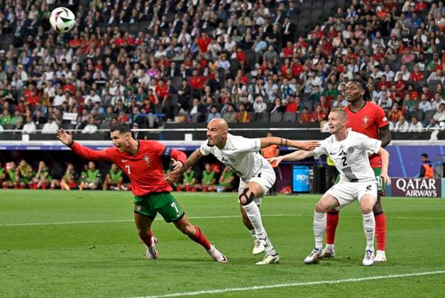 01.07.2024, Fussball UEFA EURO, EM, Europameisterschaft,Fussball 2024, Achtelfinale, Portugal - Slowenien, in der Frankfurt Arena Frankfurt am Main, v.l. Cristiano Ronaldo (Portugal), der hier von Vanja Drkusic (Slowenien) und Zan Karnicnik (Slowenien) zu Boden gerungen wird