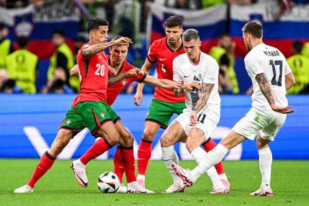 FRANKFURT - (l-r) Joao Cancelo of Portugal, Joao Palhinha of Portugal, Ruben Dias of Portugal, Benjamin Sesko of Slovenia, Jan Mlakar of Slovenia during the UEFA EURO, EM, Europameisterschaft,Fussball 2024 round of 16 match between Portugal and Slovenia at the Frankfurt Arena on July 1, 2024 in Frankfurt, Germany. ANP Hollandse Hoogte UEFA EURO 2024 2024 xVIxANPxSportx xGerritxvanxKeulenxIVx 502559655 originalFilename: 502559655.jpg