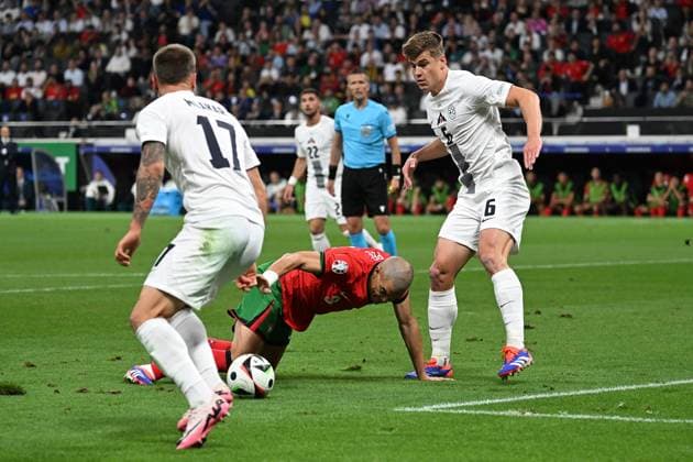 01.07.2024, xjhx, Fussball EM 2024 1 8 Finale, Portugal - Slowenien emspor, v.l. Pepe (Portugal) Jaka Bijol (Slowenien) Zweikampf, Aktion, action, battle for the ball (UEFA REGULATIONS PROHIBIT ANY USE OF PHOTOGRAPHS as IMAGE SEQUENCES and or QUASI-VIDEO) Frankfurt am Main