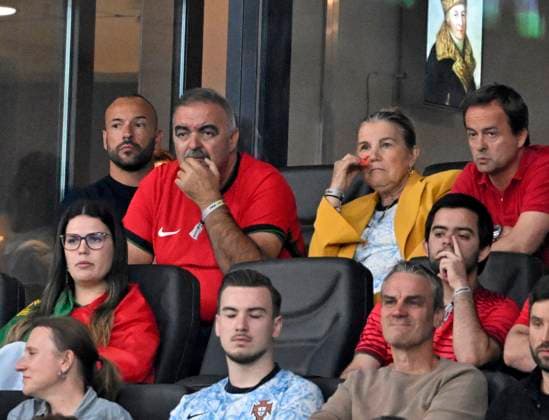 01.07.2024, Fussball UEFA EURO, EM, Europameisterschaft,Fussball 2024, Achtelfinale, Portugal - Slowenien, in der Frankfurt Arena Frankfurt am Main, Maria Dolores dos Santos Aveiro die Mutter von Cristiano Ronaldo (Portugal) mit gelben Anzug