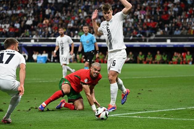 01.07.2024, xjhx, Fussball EM 2024 1 8 Finale, Portugal - Slowenien emspor, v.l. Pepe (Portugal) Jaka Bijol (Slowenien) Zweikampf, Aktion, action, battle for the ball (UEFA REGULATIONS PROHIBIT ANY USE OF PHOTOGRAPHS as IMAGE SEQUENCES and or QUASI-VIDEO) Frankfurt am Main