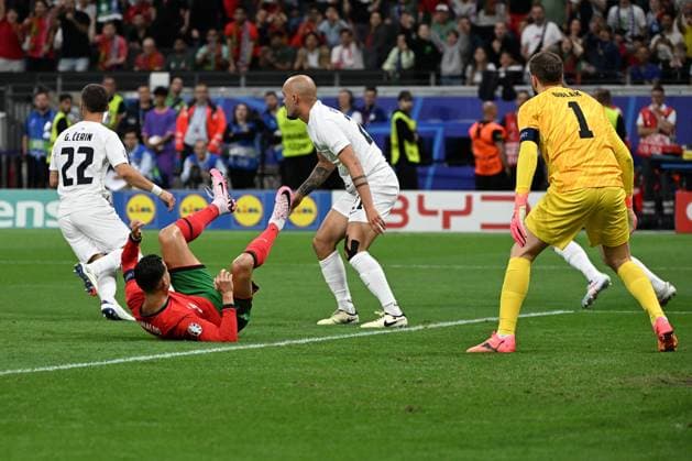 01.07.2024, xjhx, Fussball EM 2024 1 8 Finale, Portugal - Slowenien emspor, v.l. Adam Gnezda Cerin (Slowenien) Cristiano Ronaldo (Portugal) Vanja Drkusic (Slowenien) Jan Oblak (Slowenien) Zweikampf, Aktion, action, battle for the ball (UEFA REGULATIONS PROHIBIT ANY USE OF PHOTOGRAPHS as IMAGE SEQUENCES and or QUASI-VIDEO) Frankfurt am Main