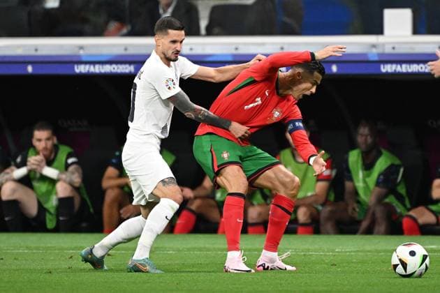 01.07.2024, xjhx, Fussball EM 2024 1 8 Finale, Portugal - Slowenien emspor, v.l. Petar Stojanovic (Slowenien) Cristiano Ronaldo (Portugal) Zweikampf, Aktion, action, battle for the ball (UEFA REGULATIONS PROHIBIT ANY USE OF PHOTOGRAPHS as IMAGE SEQUENCES and or QUASI-VIDEO) Frankfurt am Main
