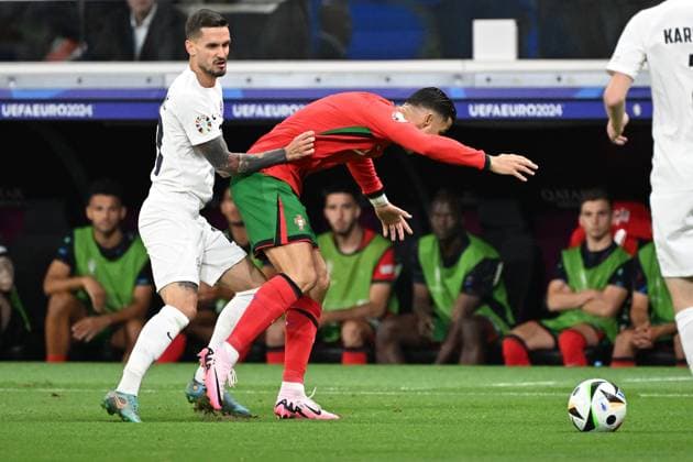 01.07.2024, xjhx, Fussball EM 2024 1 8 Finale, Portugal - Slowenien emspor, v.l. Petar Stojanovic (Slowenien) Cristiano Ronaldo (Portugal) Zweikampf, Aktion, action, battle for the ball (UEFA REGULATIONS PROHIBIT ANY USE OF PHOTOGRAPHS as IMAGE SEQUENCES and or QUASI-VIDEO) Frankfurt am Main