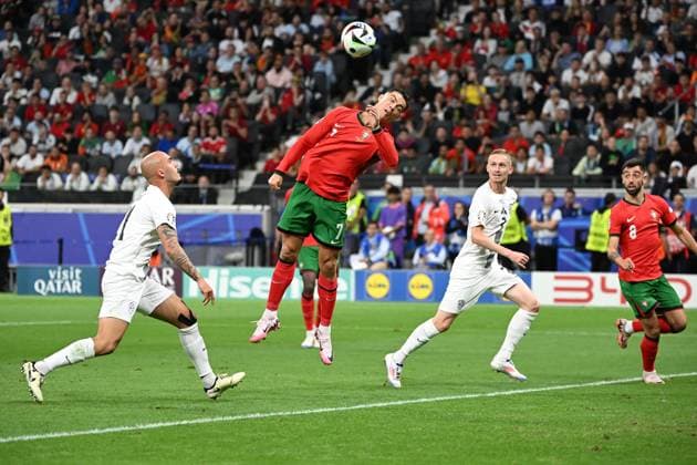 01.07.2024, xjhx, Fussball EM 2024 1 8 Finale, Portugal - Slowenien emspor, v.l. Vanja Drkusic (Slowenien) Cristiano Ronaldo (Portugal) Zweikampf, Aktion, action, battle for the ball (UEFA REGULATIONS PROHIBIT ANY USE OF PHOTOGRAPHS as IMAGE SEQUENCES and or QUASI-VIDEO) Frankfurt am Main