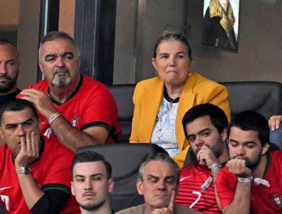 01.07.2024, Fussball UEFA EURO, EM, Europameisterschaft,Fussball 2024, Achtelfinale, Portugal - Slowenien, in der Frankfurt Arena Frankfurt am Main, Maria Dolores dos Santos Aveiro die Mutter von Cristiano Ronaldo (Portugal) mit gelben Anzug