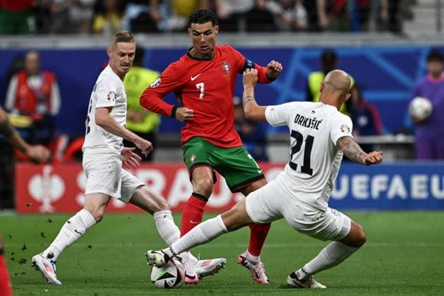 Db Francoforte (Germania) 01 07 2024 - Euro 2024 Portogallo-Slovenia foto Daniele Buffa Image nella foto: Cristiano Ronaldo-Vanja Drkusic 