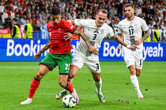 FRANKFURT - (l-r) Joao Cancelo of Portugal, Jure Balkovec of Slovenia during the UEFA EURO, EM, Europameisterschaft,Fussball 2024 round of 16 match between Portugal and Slovenia at the Frankfurt Arena on July 1, 2024 in Frankfurt, Germany. ANP Hollandse Hoogte UEFA EURO 2024 2024 xVIxANPxSportx xGerritxvanxKeulenxIVx 502560668 originalFilename: 502560668.jpg