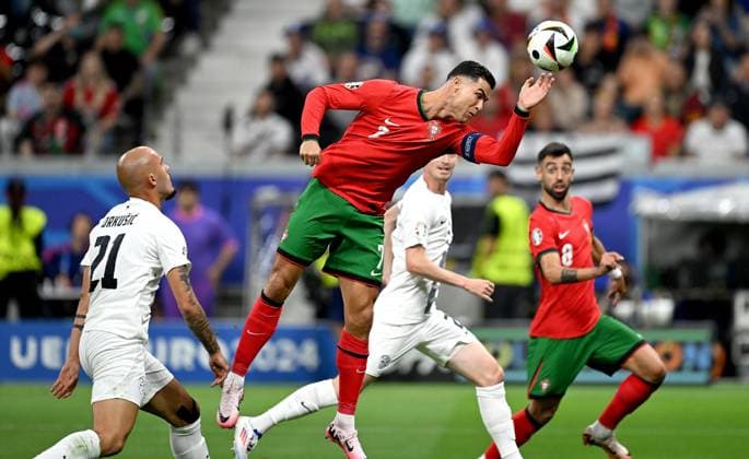 Fussball Euro 2024 Achtelfinale 01.07.2024 Portugal - Slowenien Vanja Drkusic (li, Slowenien) Cristiano Ronaldo (re, Portugal)