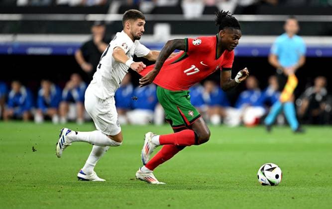 Fussball Euro 2024 Achtelfinale 01.07.2024 Portugal - Slowenien David Brekalo (li, Slowenien) gegen Rafael Leao (re, Portugal)