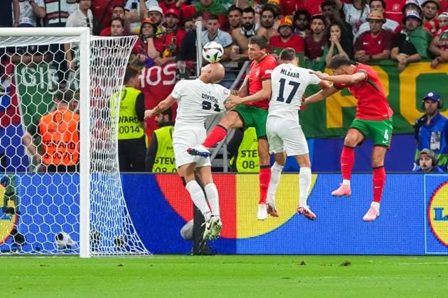 Vanja Drkusic (Slowenien, Slovenia, 21) klärt - Frankfurt 01.07.2024: Portugal vs. Slowenien, EURO2024, M41 Achtelfinale, EM-Arena Frankfurt