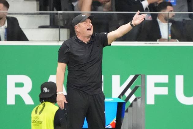 Trainer Matjaz Kek (Slowenien, Slovenia) gestikuliert - Frankfurt 01.07.2024: Portugal vs. Slowenien, EURO2024, M41 Achtelfinale, EM-Arena Frankfurt