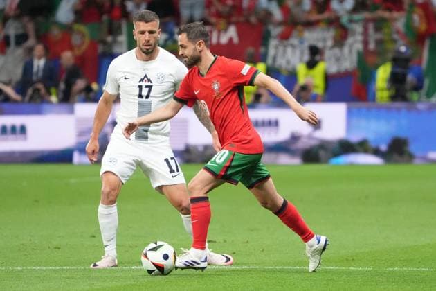Bernado Silva (Portugal, 10) gegen Jan Mlakar (Slowenien, Slovenia, 17) - Frankfurt 01.07.2024: Portugal vs. Slowenien, EURO2024, M41 Achtelfinale, EM-Arena Frankfurt