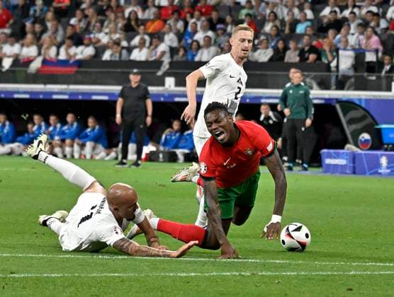 01.07.2024, Fussball UEFA EURO, EM, Europameisterschaft,Fussball 2024, Achtelfinale, Portugal - Slowenien, in der Frankfurt Arena Frankfurt am Main, v.l. Vanja Drkusic (Slowenien) holt Rafael Leao (Portugal) von den Füßen