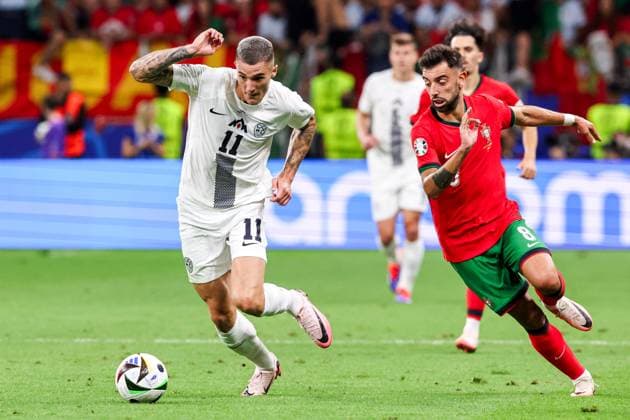 2024-07-01 Portugal v Slovenia - Round of 16 - UEFA EURO, EM, Europameisterschaft,Fussball 2024 FRANKFURT, GERMANY - JULY 1: Benjamin Sesko of Slovenia battles for possession with Bruno Fernandes of Portugal during the Round of 16 - UEFA EURO 2024 match between Portugal and Slovenia at Deutsche Bank Park on July 1, 2024 in Frankfurt, Germany. (Photo by Peter Lous BSR Agency) Frankfurt Germany Content not available for redistribution in The Netherlands directly or indirectly through any third parties. Copyright: xBSRxAgencyx