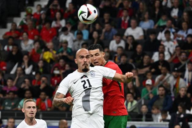 01.07.2024, xjhx, Fussball EM 2024 1 8 Finale, Portugal - Slowenien emspor, v.l. Vanja Drkusic (Slowenien) Cristiano Ronaldo (Portugal) Zweikampf, Aktion, action, battle for the ball (UEFA REGULATIONS PROHIBIT ANY USE OF PHOTOGRAPHS as IMAGE SEQUENCES and or QUASI-VIDEO) Frankfurt am Main