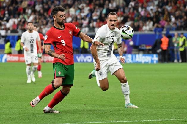 01.07.2024, xjhx, Fussball EM 2024 1 8 Finale, Portugal - Slowenien emspor, v.l. Bruno Miguel Bonges Fernandes (Portugal) Jure Balkovec (Slowenien) Zweikampf, Aktion, action, battle for the ball (UEFA REGULATIONS PROHIBIT ANY USE OF PHOTOGRAPHS as IMAGE SEQUENCES and or QUASI-VIDEO) Frankfurt am Main