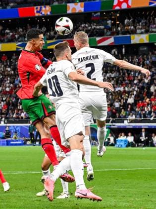 FRANKFURT - (l-r) Cristiano Ronaldo of Portugal, To Karnicnik of Slovenia during the UEFA EURO, EM, Europameisterschaft,Fussball 2024 round of 16 match between Portugal and Slovenia at the Frankfurt Arena on July 1, 2024 in Frankfurt, Germany. ANP Hollandse Hoogte UEFA EURO 2024 2024 xVIxANPxSportx xGerritxvanxKeulenxIVx 502560909 originalFilename: 502560909.jpg