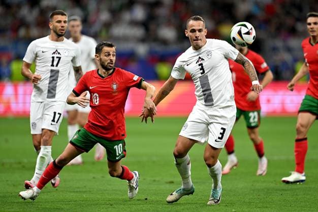 Fussball Euro 2024 Achtelfinale 01.07.2024 Portugal - Slowenien Bernardo Silva (li, Portugal) gegen Jure Balkovec (re, Slowenien)
