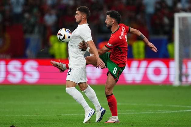 GER: Portugal v Slovenia. UEFA EURO, EM, Europameisterschaft,Fussball 2024 Bruno Fernandes of Portugal and Adam Gnezda Cerin of Slovenia during the UEFA Euro 2024 match between Portugal and Slovenia, Round of 16, played at Frankfurt Arena on July 1, 2024 in Frankfurt, Germany. kpng Copyright: xBaguxBlancox xPRESSINPHOTOx PS_240701_POR_ESL_009