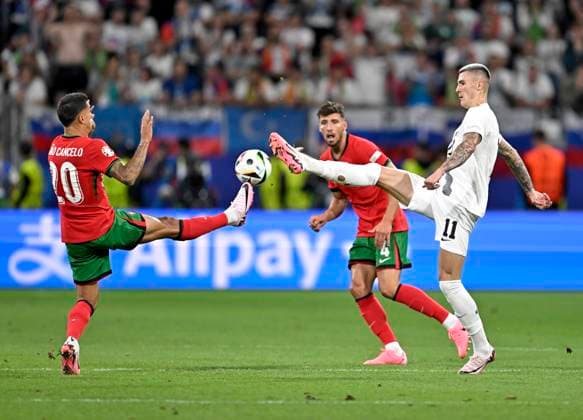 01.07.2024, Fussball UEFA EURO, EM, Europameisterschaft,Fussball 2024, Achtelfinale, Portugal - Slowenien, in der Frankfurt Arena Frankfurt am Main, v.l. Joao Cancelo (Portugal) und Ruben Dias (Portugal) gegen Benjamin Sesko (Slowenien)