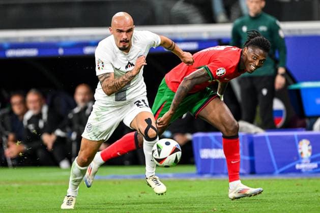 FRANKFURT - (l-r) Vanja Drkusic of Slovenia, Rafael Leao of Portugal during the UEFA EURO, EM, Europameisterschaft,Fussball 2024 round of 16 match between Portugal and Slovenia at the Frankfurt Arena on July 1, 2024 in Frankfurt, Germany. ANP Hollandse Hoogte UEFA EURO 2024 2024 xVIxANPxSportx xGerritxvanxKeulenxIVx 502561882 originalFilename: 502561882.jpg