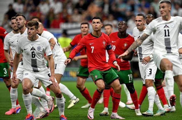 Fussball Euro 2024 Achtelfinale 01.07.2024 Portugal - Slowenien Jaka Bijol (li, Slowenien) gegen Cristiano Ronaldo (mitte, Portugal) gegen Jure Balkovec (re, Slowenien)
