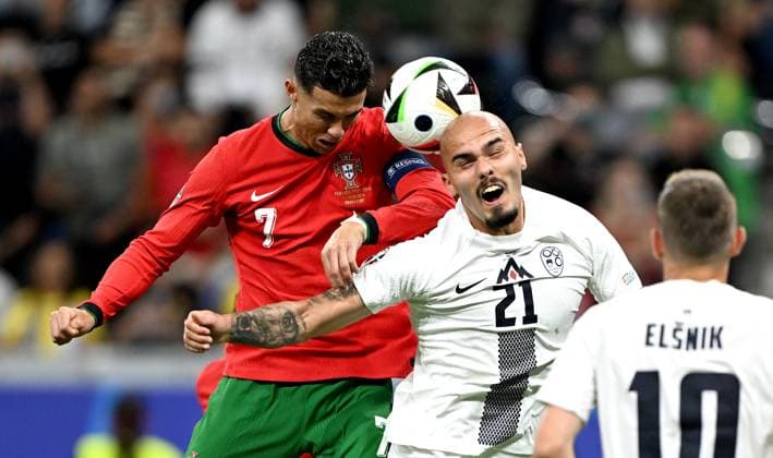 Sport Bilder des Tages Fussball Euro 2024 Achtelfinale 01.07.2024 Portugal - Slowenien Cristiano Ronaldo (li, Portugal) gegen Vanja Drkusic (re, Slowenien)