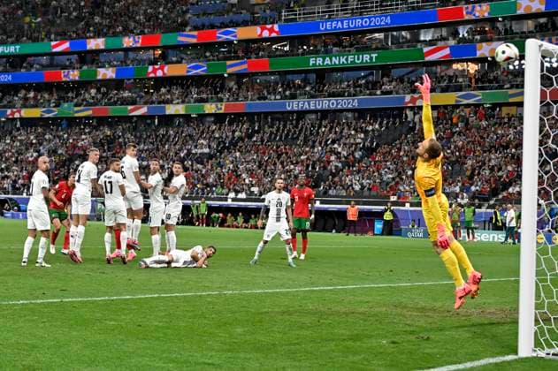 01.07.2024, Fussball UEFA EURO, EM, Europameisterschaft,Fussball 2024, Achtelfinale, Portugal - Slowenien, in der Frankfurt Arena Frankfurt am Main, Cristiano Ronaldo (Portugal) führt den Freistoss aus. Jan Oblak (Slowenien)