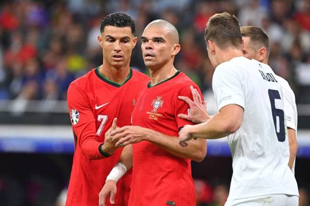 v.li:Cristiano RONALDO (POR), PEPE (POR), Jaka BIJOL (SVN), Aktion. Achtelfinale Portugal (POR) - Slowenien (SVN) am 01.07.2024, Frankfurt Arena Fussball UEFA EURO, EM, Europameisterschaft,Fussball 2024 GERMANY vom 14.06.2024 - 14.07.2024.