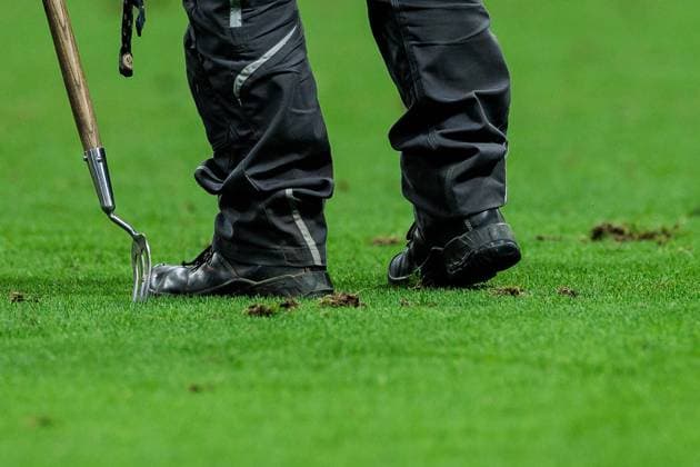 UEFA EURO, EM, Europameisterschaft,Fussball 2024: Portugal - Slowenien; 01.07.2024 Der Rasen in Frankfurt muss zur Halbzeit an vielen Stellen geflickt werden UEFA EURO 2024: Portugal - Slowenien; Frankfurt Arena Frankfurt am 01.07.2024 Copyright: xBEAUTIFULxSPORTS Wunderlx