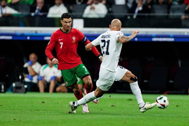 UEFA EURO, EM, Europameisterschaft,Fussball 2024: Portugal - Slowenien; 01.07.2024 Zweikampf Cristiano Ronaldo dos Santos Aveiro (Portugal, 7), Vanja Drkusic (Slowenien, 21) UEFA EURO 2024: Portugal - Slowenien; Frankfurt Arena Frankfurt am 01.07.2024 Copyright: xBEAUTIFULxSPORTS Wunderlx