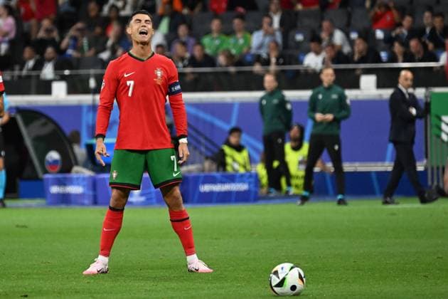 01.07.2024, xjhx, Fussball EM 2024 1 8 Finale, Portugal - Slowenien emspor, v.l. Cristiano Ronaldo (Portugal) beim Freistoss (UEFA REGULATIONS PROHIBIT ANY USE OF PHOTOGRAPHS as IMAGE SEQUENCES and or QUASI-VIDEO) Frankfurt am Main