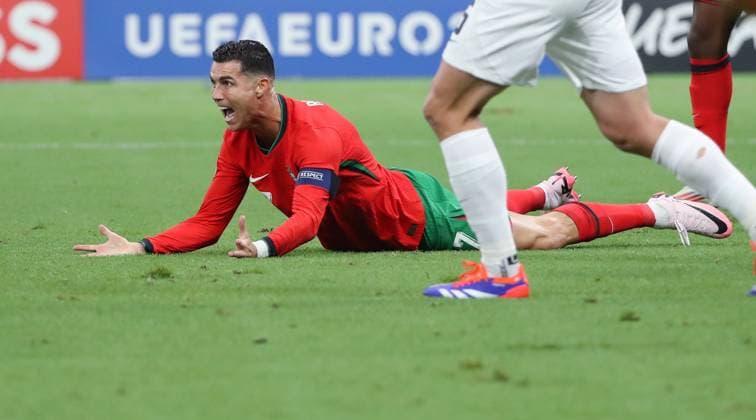 Sport Bilder des Tages BAU 01.07.2024 Frankfurt Fußball EM 2024 Achtelfinale Portugal vs. Slowenien, Cristiano Ronaldo (POR) am Boden