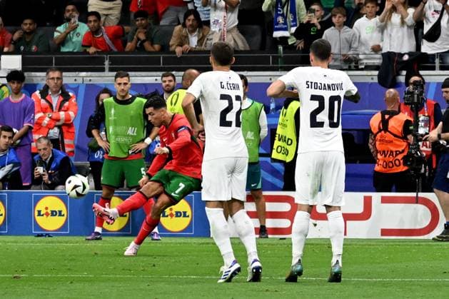 01.07.2024, xjhx, Fussball EM 2024 1 8 Finale, Portugal - Slowenien emspor, v.l. Cristiano Ronaldo (Portugal) beim Freistoss (UEFA REGULATIONS PROHIBIT ANY USE OF PHOTOGRAPHS as IMAGE SEQUENCES and or QUASI-VIDEO) Frankfurt am Main