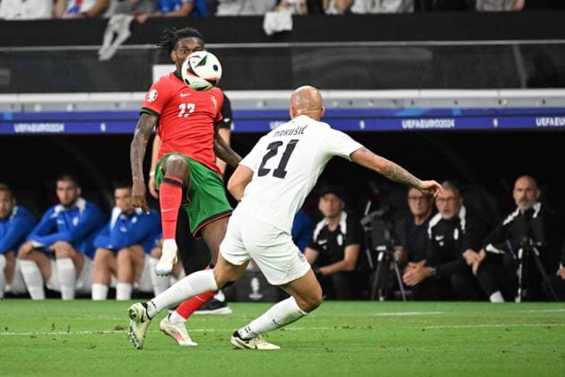 01.07.2024, xjhx, Fussball EM 2024 1 8 Finale, Portugal - Slowenien emspor, v.l. Rafael Alexandre da Conceicao Leao (Portugal) Vanja Drkusic (Slowenien) Zweikampf, Aktion, action, battle for the ball (UEFA REGULATIONS PROHIBIT ANY USE OF PHOTOGRAPHS as IMAGE SEQUENCES and or QUASI-VIDEO) Frankfurt am Main