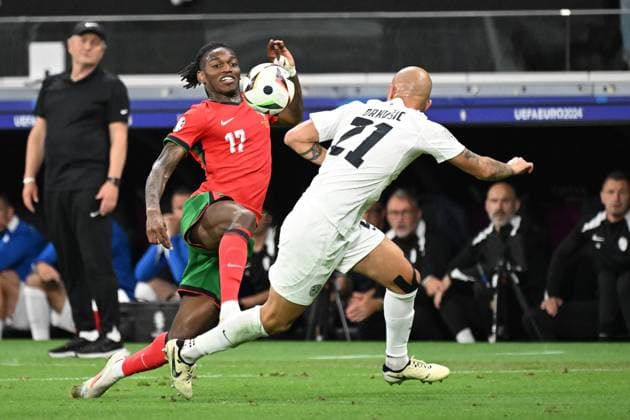01.07.2024, xjhx, Fussball EM 2024 1 8 Finale, Portugal - Slowenien emspor, v.l. Rafael Alexandre da Conceicao Leao (Portugal) Vanja Drkusic (Slowenien) Zweikampf, Aktion, action, battle for the ball (UEFA REGULATIONS PROHIBIT ANY USE OF PHOTOGRAPHS as IMAGE SEQUENCES and or QUASI-VIDEO) Frankfurt am Main