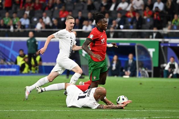 01.07.2024, xjhx, Fussball EM 2024 1 8 Finale, Portugal - Slowenien emspor, v.l. Rafael Alexandre da Conceicao Leao (Portugal) Vanja Drkusic (Slowenien) Zweikampf, Aktion, action, battle for the ball (UEFA REGULATIONS PROHIBIT ANY USE OF PHOTOGRAPHS as IMAGE SEQUENCES and or QUASI-VIDEO) Frankfurt am Main