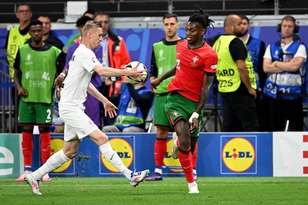 01.07.2024, xjhx, Fussball EM 2024 1 8 Finale, Portugal - Slowenien emspor, v.l. Zan Karnicnik (Slowenien) Rafael Alexandre da Conceicao Leao (Portugal) Zweikampf, Aktion, action, battle for the ball (UEFA REGULATIONS PROHIBIT ANY USE OF PHOTOGRAPHS as IMAGE SEQUENCES and or QUASI-VIDEO) Frankfurt am Main