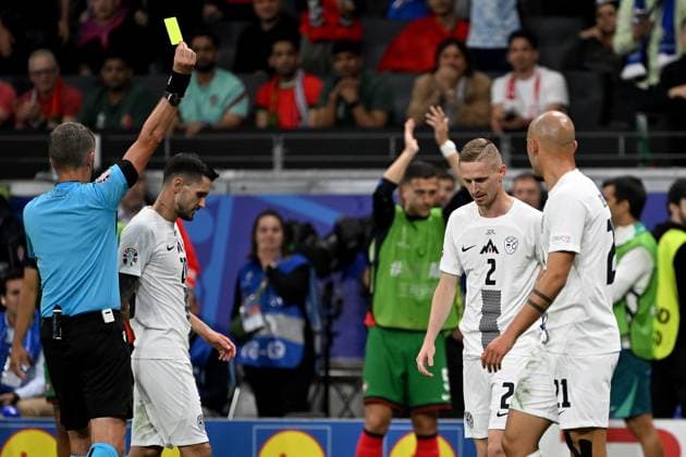 01.07.2024, xjhx, Fussball EM 2024 1 8 Finale, Portugal - Slowenien emspor, v.l. Schiedsrichter Referee Daniele Orsato (Italien) zeigt Zan Karnicnik (Slowenien) die gelbe Karte (UEFA REGULATIONS PROHIBIT ANY USE OF PHOTOGRAPHS as IMAGE SEQUENCES and or QUASI-VIDEO) Frankfurt am Main