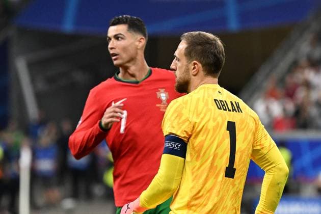 01.07.2024, xjhx, Fussball EM 2024 1 8 Finale, Portugal - Slowenien emspor, v.l. Cristiano Ronaldo (Portugal) Jan Oblak (Slowenien) (UEFA REGULATIONS PROHIBIT ANY USE OF PHOTOGRAPHS as IMAGE SEQUENCES and or QUASI-VIDEO) Frankfurt am Main