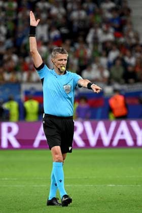 01.07.2024, xjhx, Fussball EM 2024 1 8 Finale, Portugal - Slowenien emspor, v.l. Schiedsrichter Referee Daniele Orsato (Italien) gibt Anweisungen, gestikuliert, mit den Armen gestikulieren gives instructions, gesticulate (UEFA REGULATIONS PROHIBIT ANY USE OF PHOTOGRAPHS as IMAGE SEQUENCES and or QUASI-VIDEO) Frankfurt am Main