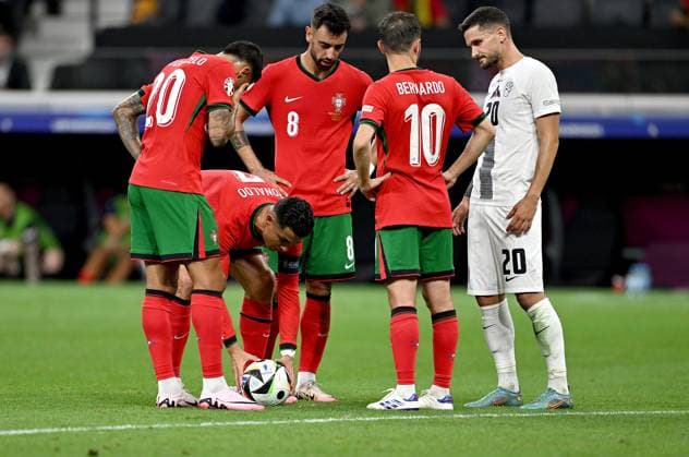 Fussball Euro 2024 Achtelfinale 01.07.2024 Portugal - Slowenien Joao Cancelo, Cristiano Ronaldo, Bruno Fernandes, Bernardo Silva (v. li., Portugal) gegen Petar Stojanovic (re, Slowenien)