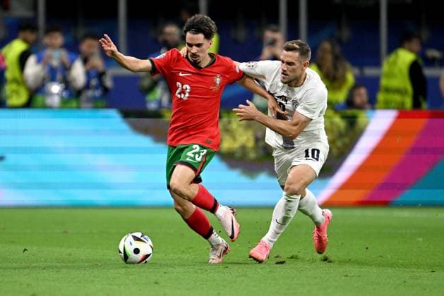 Fussball Euro 2024 Achtelfinale 01.07.2024 Portugal - Slowenien Vitinha (li, Portugal) gegen Timi Elsnik (re, Slowenien)