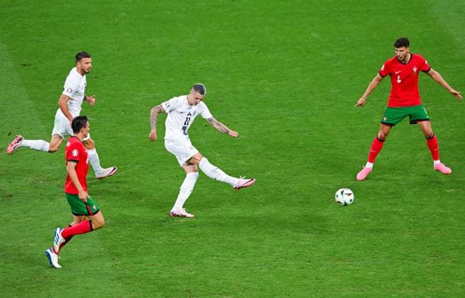 Benjamin Sesko (Slovenia) mit einem Torschuss, UEFA EURO, EM, Europameisterschaft,Fussball 2024 - Round of 16, Portugal vs Slovenia, Arena Frankfurt am 01. July 2024 in Frankfurt am Main, Deutschland. (Foto von Silas Schueller DeFodi Images) Benjamin Sesko (Slovenia) controls the ball and shoots, UEFA EURO 2024 - Round of 16, Portugal vs Slovenia, Arena Frankfurt on July 1, 2024 in Frankfurt am Main, Germany. (Photo by Silas Schueller DeFodi Images) Defodi-738_738_PORSVN_20240701_213