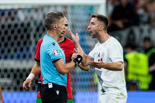 UEFA EURO, EM, Europameisterschaft,Fussball 2024: Portugal - Slowenien; 01.07.2024 Andraz Sporar (Slowenien, 9) diskutiert mit Schiedsrichter Daniele Orsato (ITA) UEFA EURO 2024: Portugal - Slowenien; Frankfurt Arena Frankfurt am 01.07.2024 Copyright: xBEAUTIFULxSPORTS Wunderlx